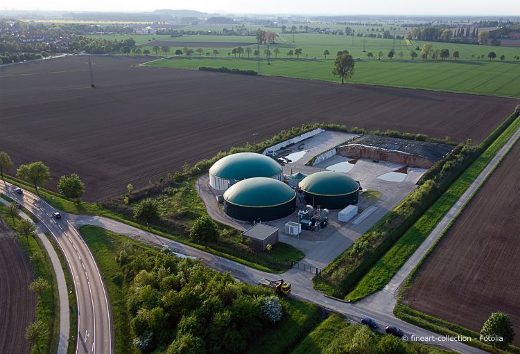 Biogasanlage auf Feld
