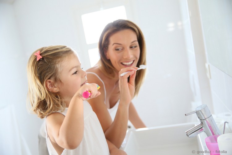 Mutter und Tochter beim zähneputzen
