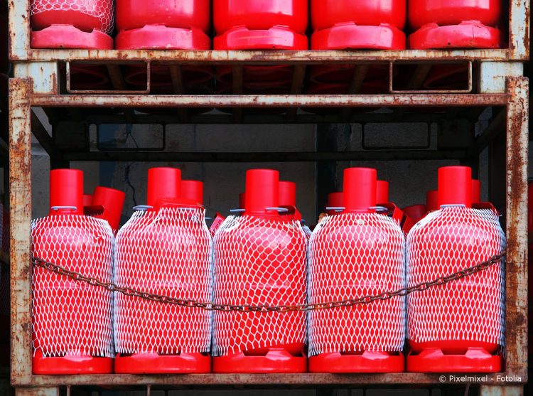 Rote Gasflaschen in Transporter